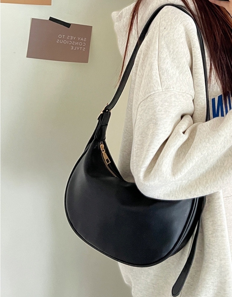 2WAYレザー調ハーフムーンバッグ | 詳細画像2