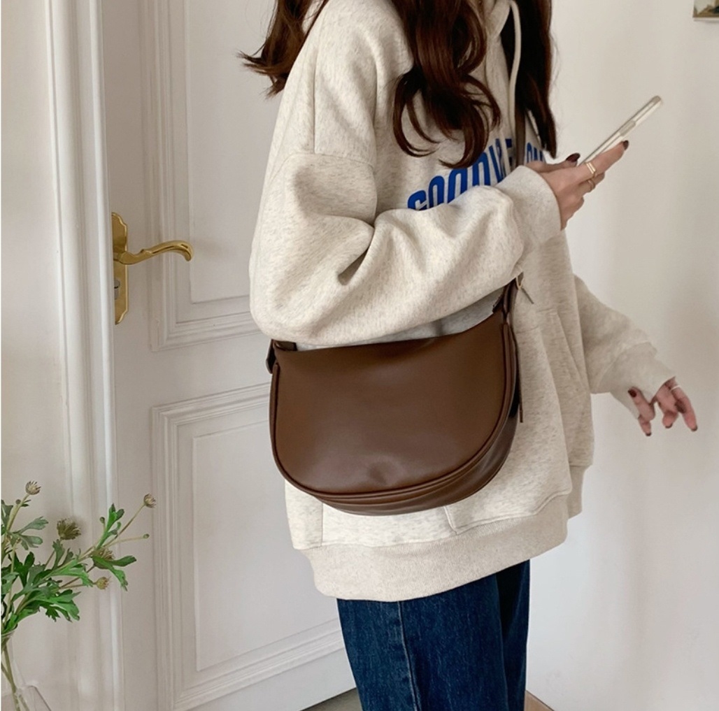 2WAYレザー調ハーフムーンバッグ | 詳細画像3