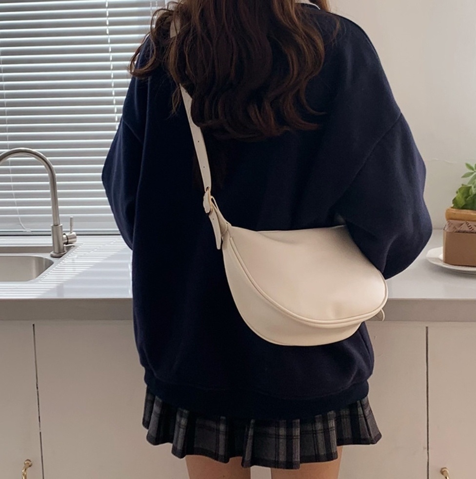 2WAYレザー調ハーフムーンバッグ | 詳細画像4