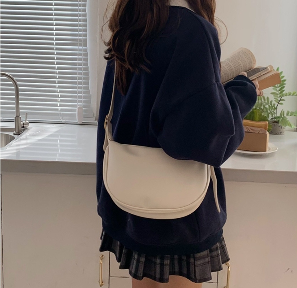 2WAYレザー調ハーフムーンバッグ | 詳細画像5