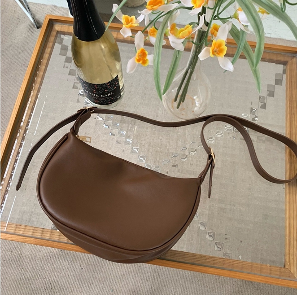 2WAYレザー調ハーフムーンバッグ | 詳細画像10