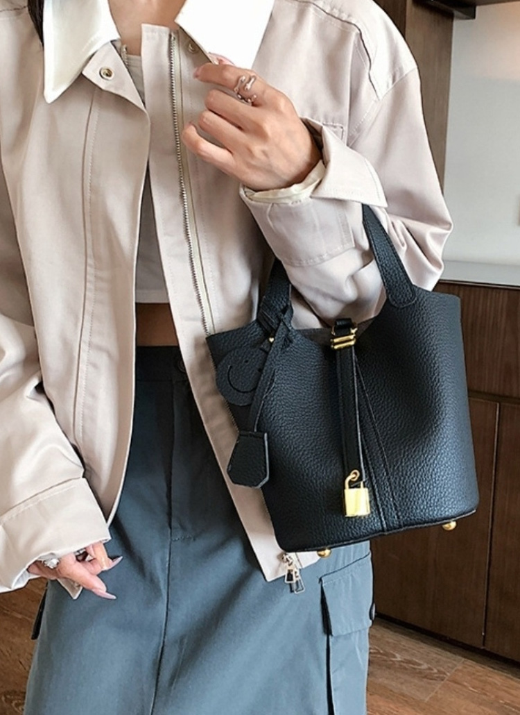 スマイルチャーム付2WAYキーモチーフシボバッグ | レディース
