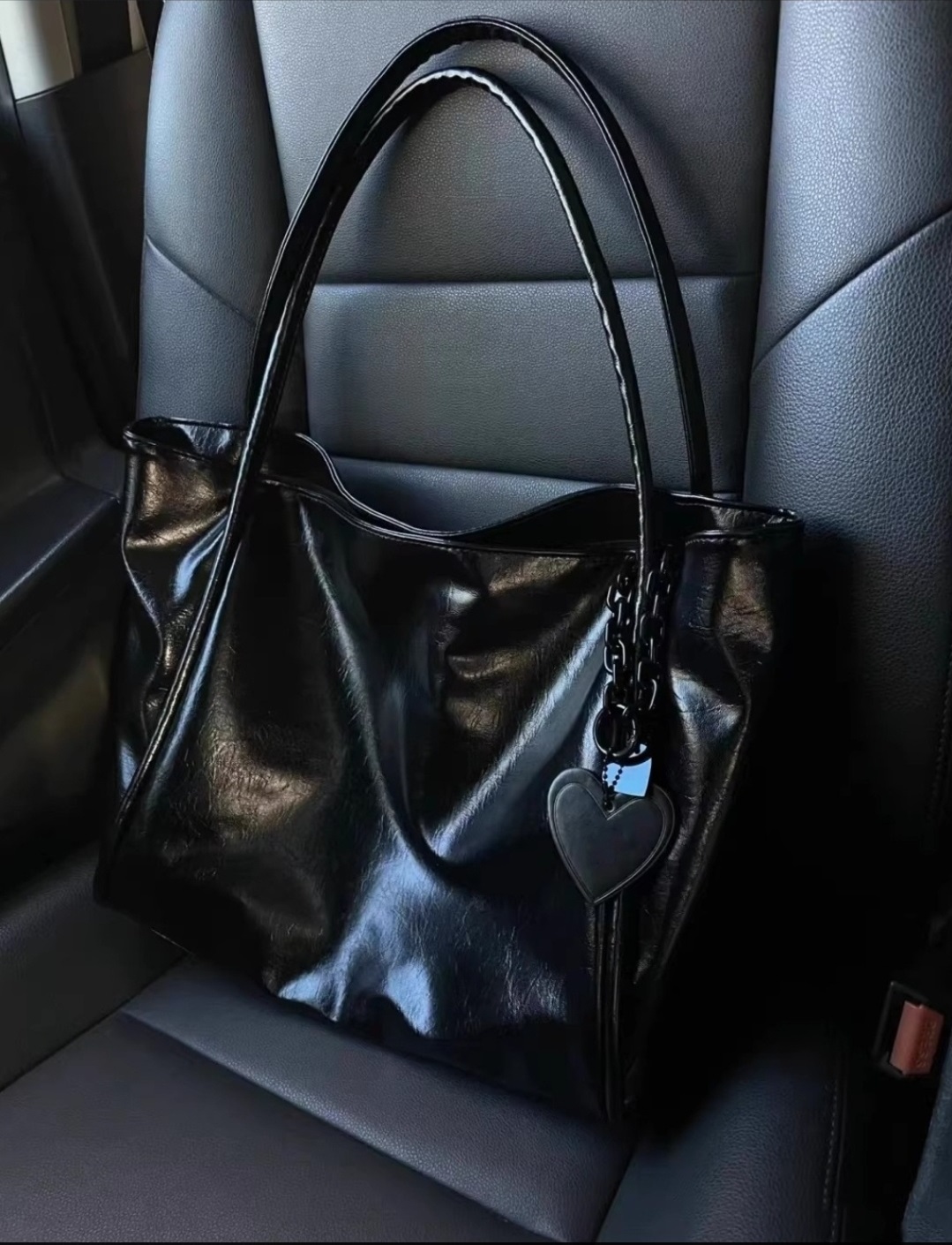 ハートチャーム付ブラックトートバッグ | 詳細画像3