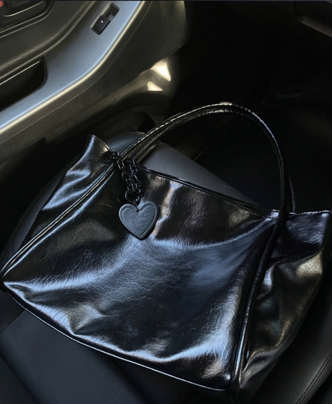 ハートチャーム付ブラックトートバッグ | 詳細画像4