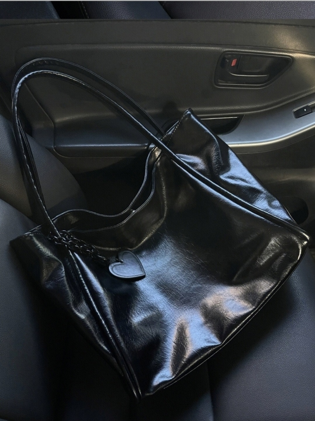 ハートチャーム付ブラックトートバッグ | 詳細画像5