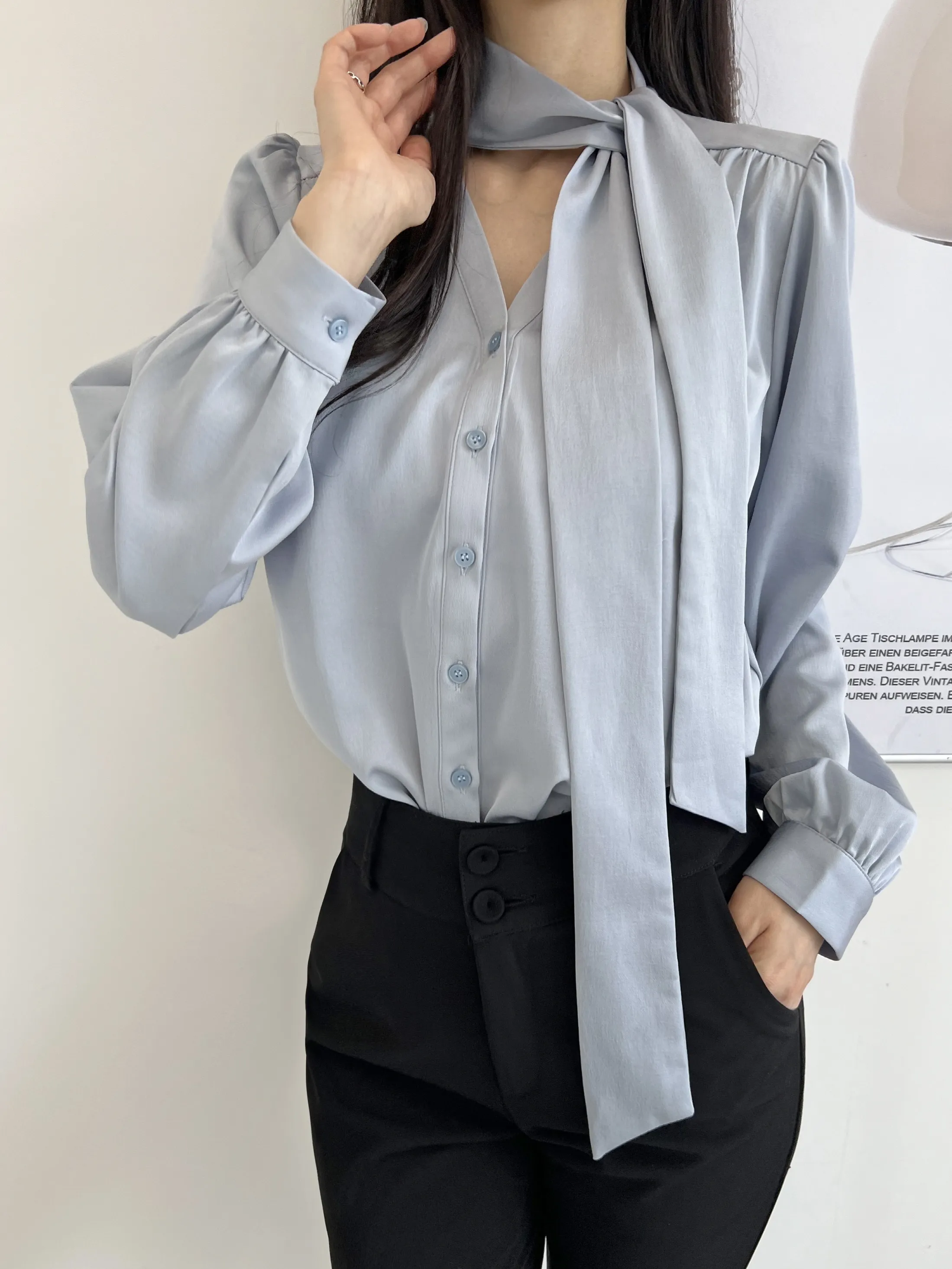 ギャザーVネックリボンタイブラウス | 詳細画像1