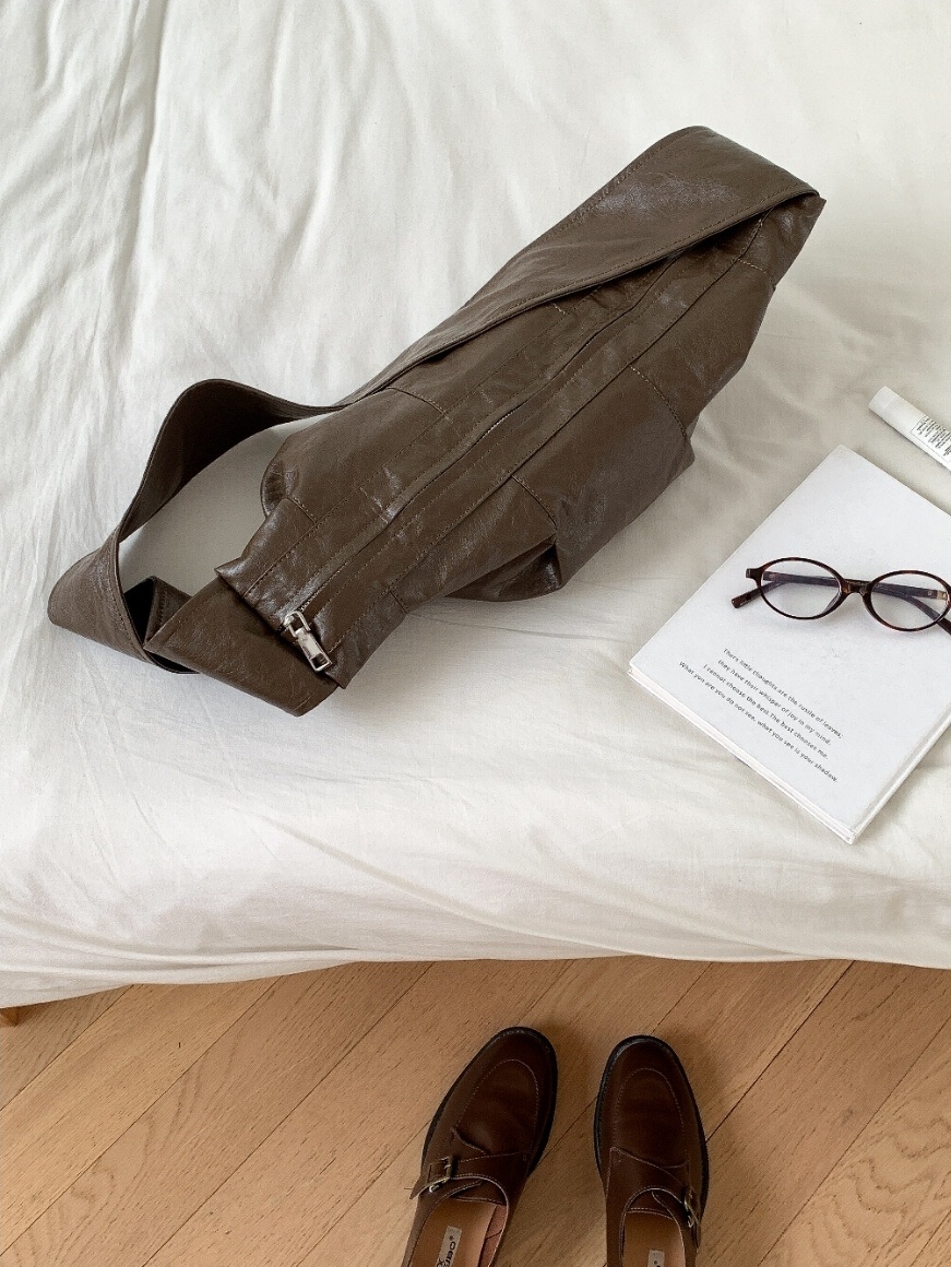 ワイドストラップクロワッサンショルダーバッグ | 詳細画像2