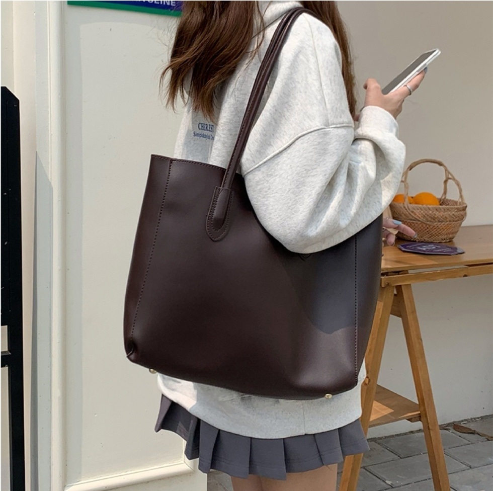 ポーチ付レザー調ステッチトートバッグ | 詳細画像2