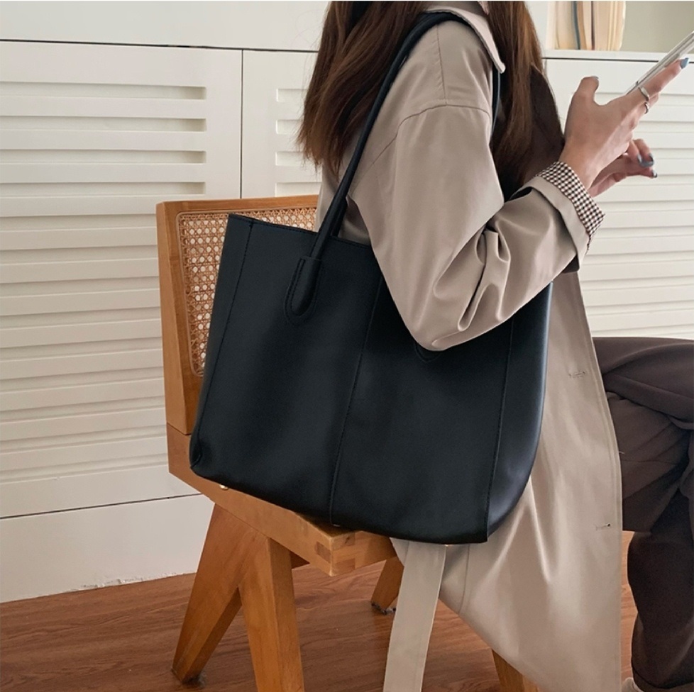 ポーチ付レザー調ステッチトートバッグ | 詳細画像3