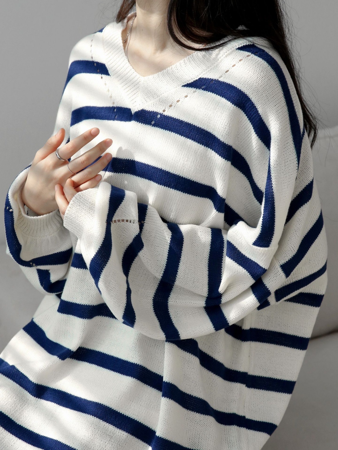 パンチングボーダーアンバランスVネックニットワンピース | 詳細画像13