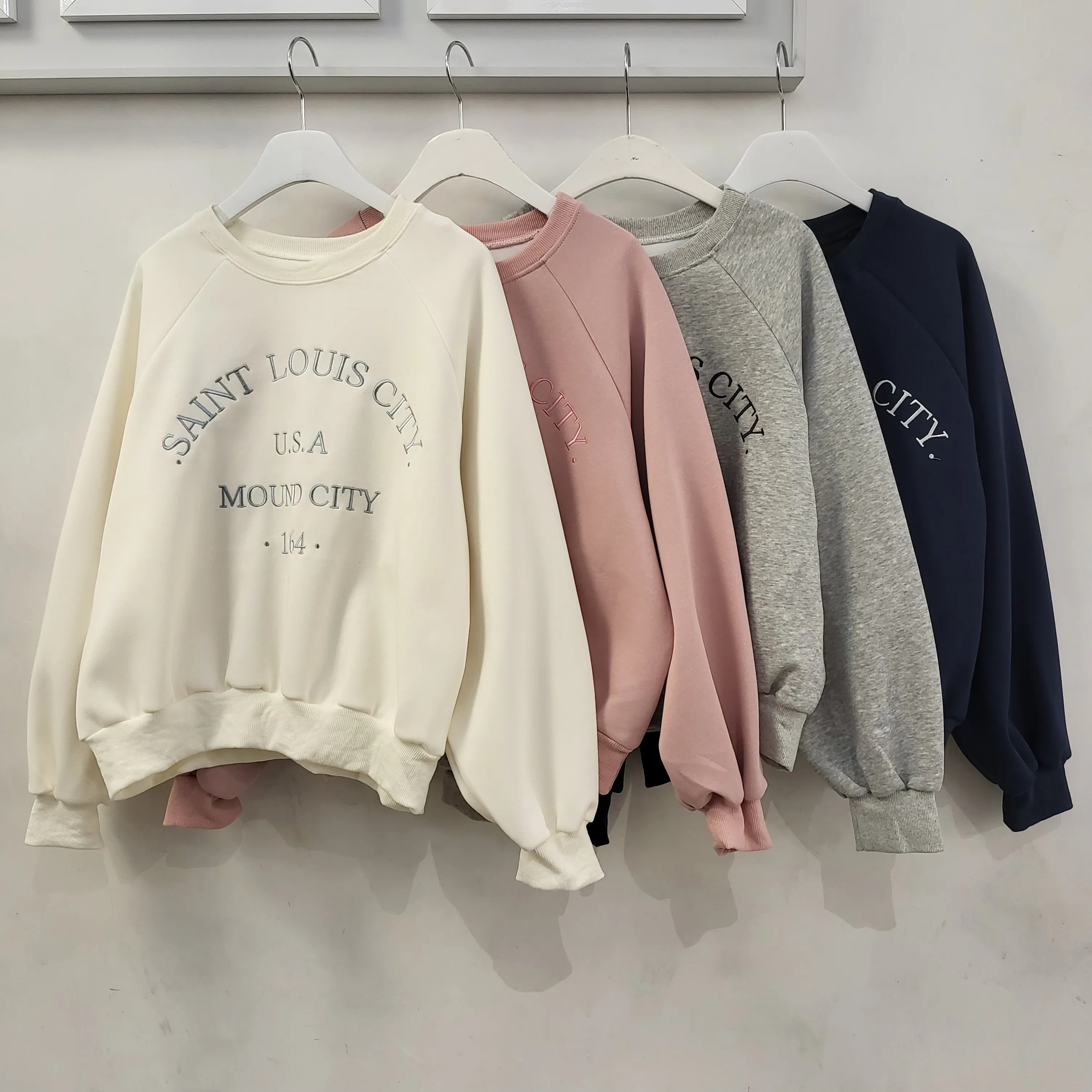 CITYアーチ刺繍ラグランスウェット | 詳細画像1
