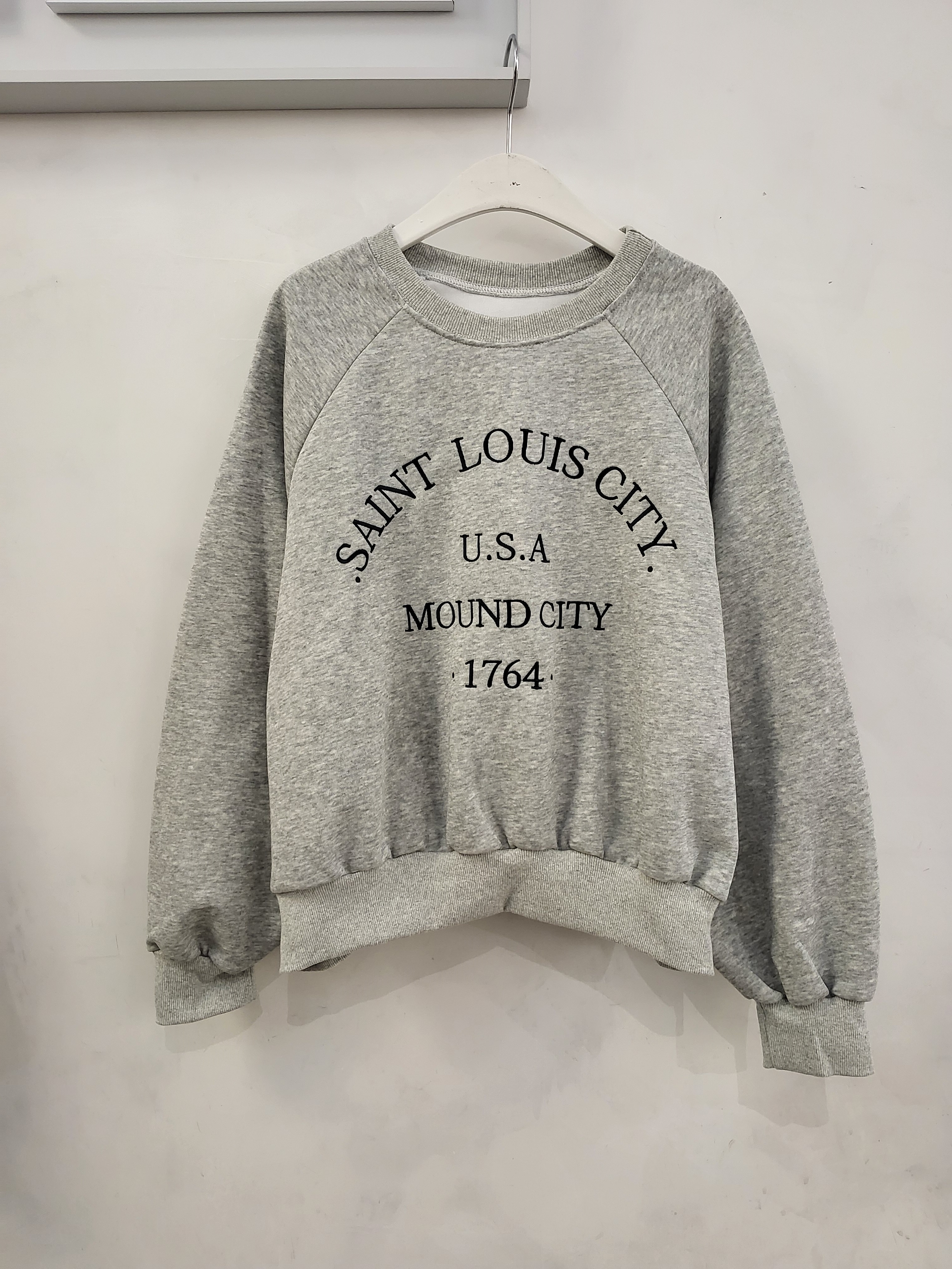 CITYアーチ刺繍ラグランスウェット | 詳細画像4