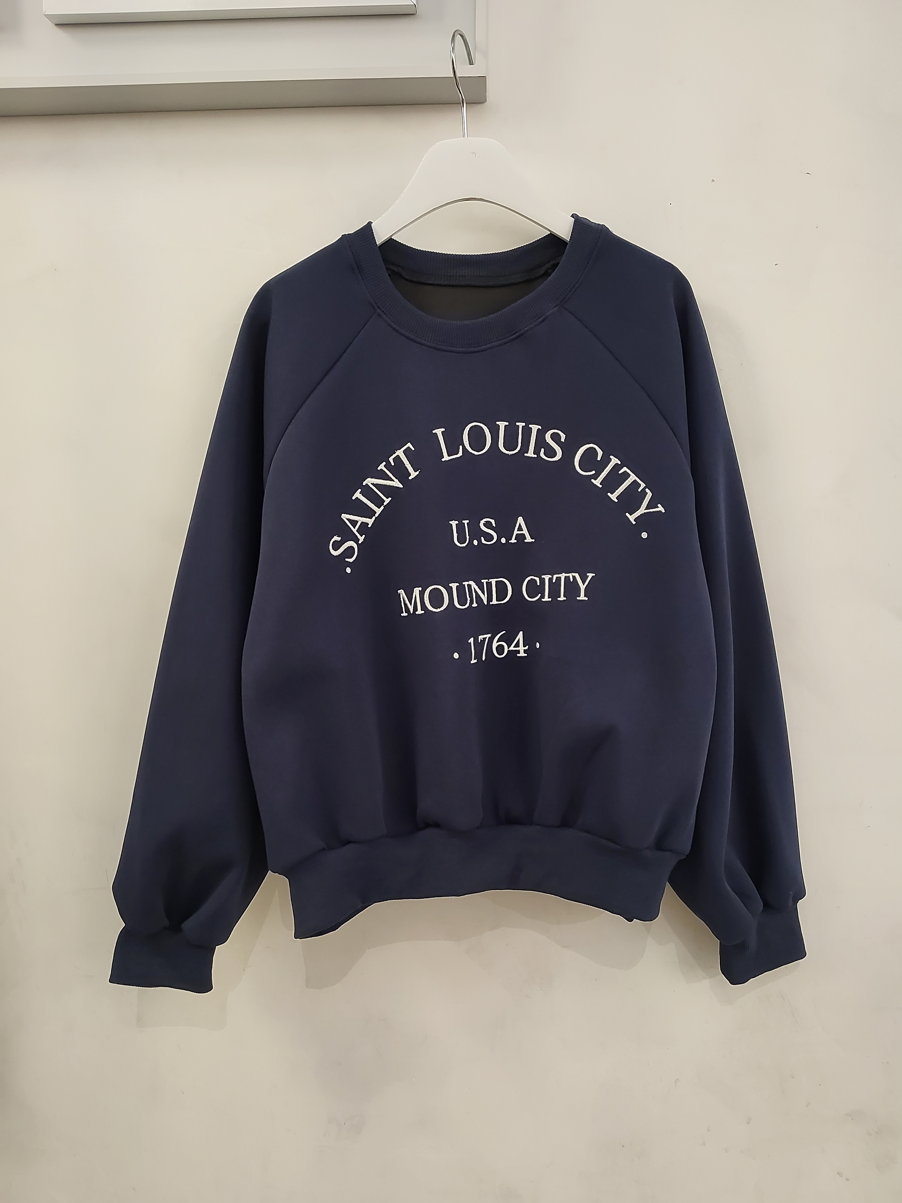 CITYアーチ刺繍ラグランスウェット | 詳細画像3