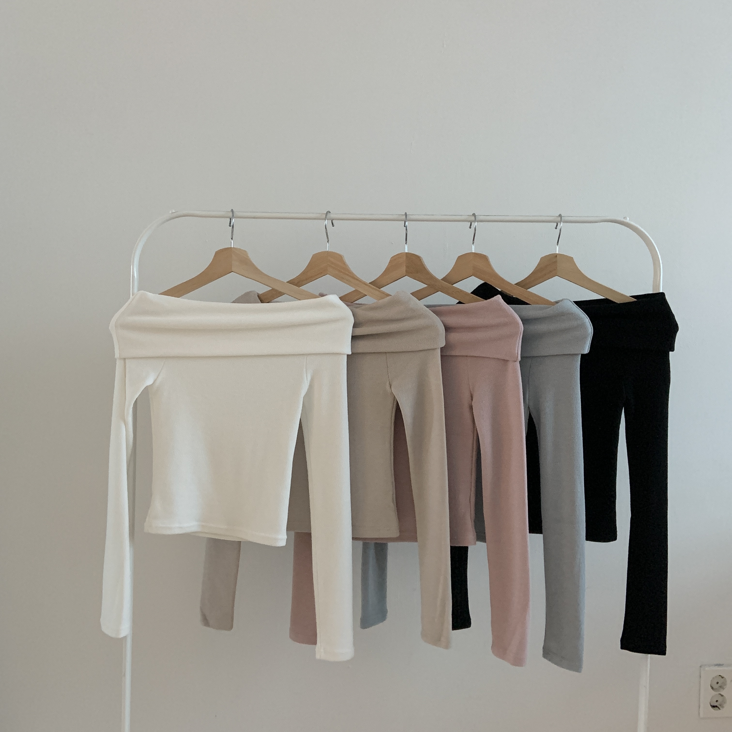 オフショルダーラップ長袖Tシャツ | レディースファッション通販 - DHOLIC