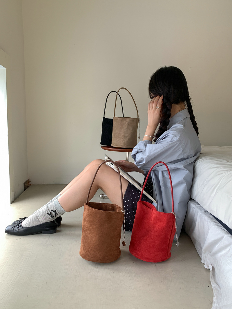 チェーンチャーム付エコスエードバケツバッグ | レディース