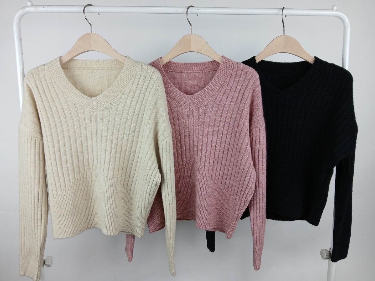 HELKヘルク　ショート丈Vネックニット MIESROHE（ミースロエ）の「シルク混ショート丈クルーネック