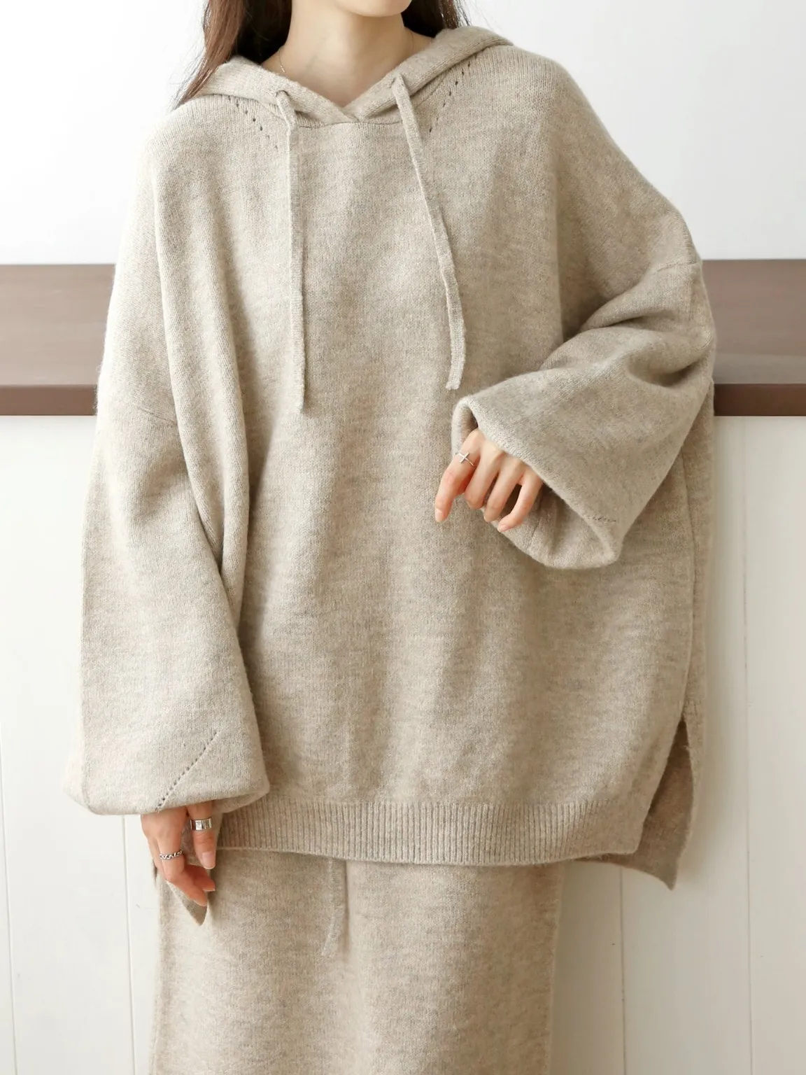 ウール混パンチングアンバランスルーズフードニット | 詳細画像1