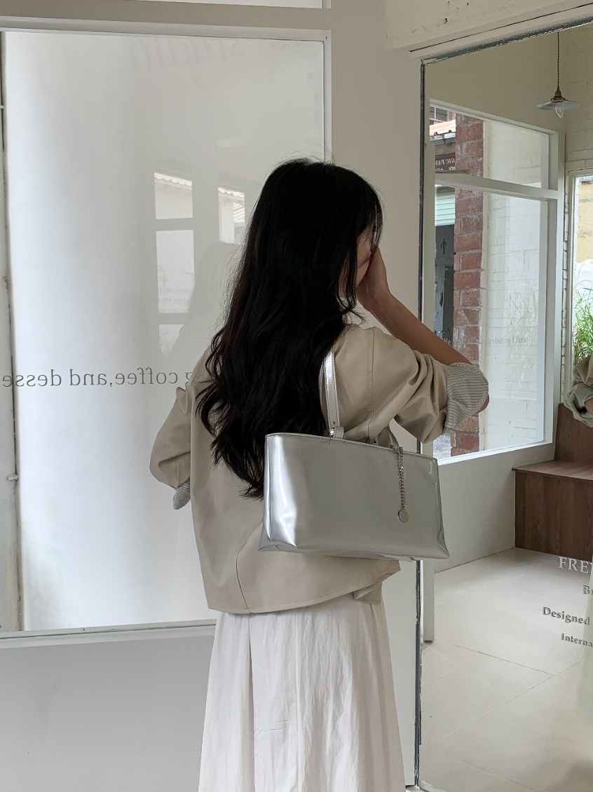 コインチャーム付エナメル調トートバッグ | 詳細画像2