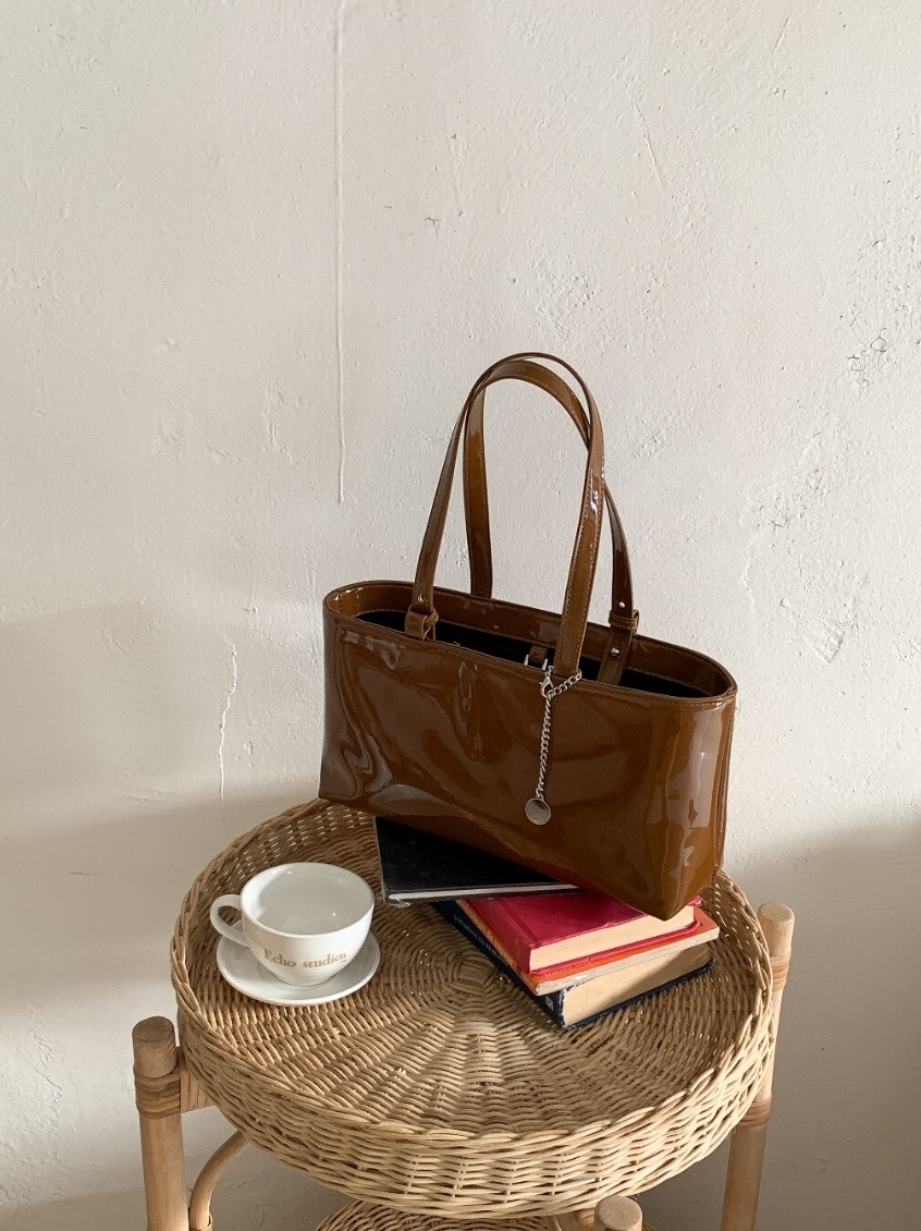 コインチャーム付エナメル調トートバッグ | 詳細画像6