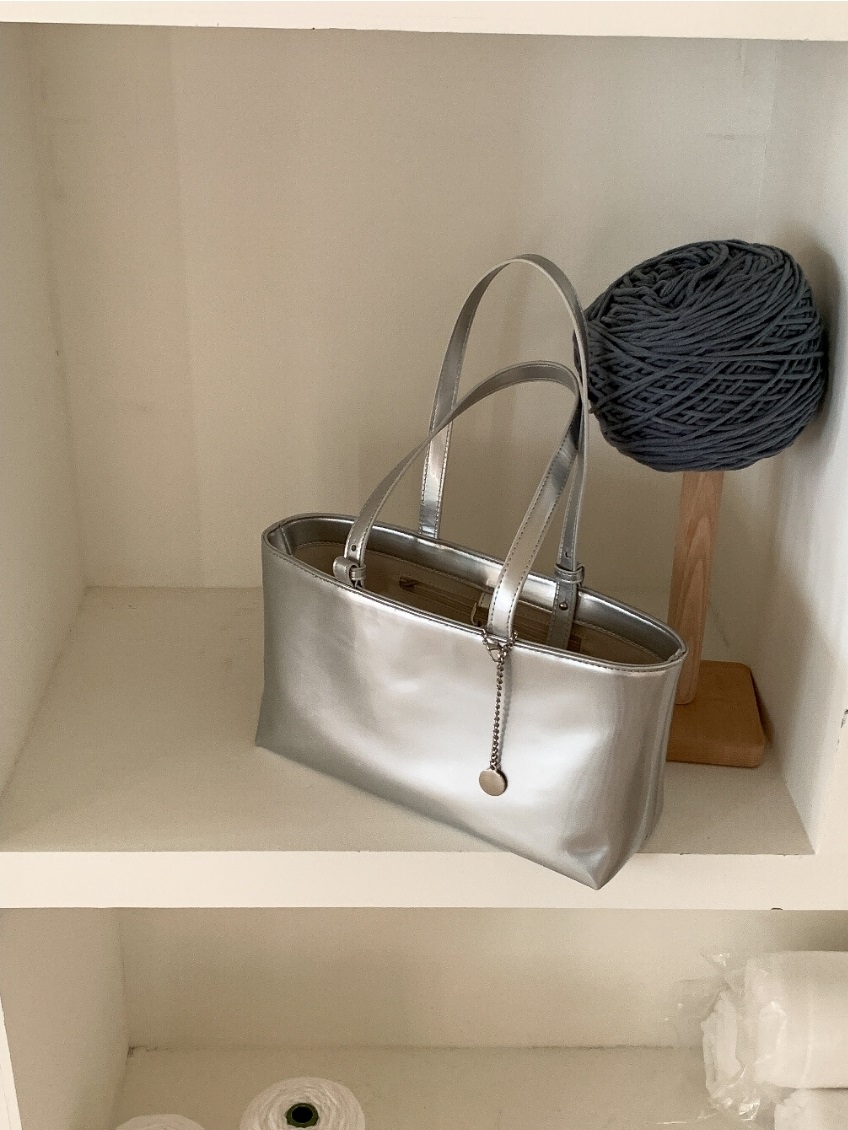 コインチャーム付エナメル調トートバッグ | 詳細画像7