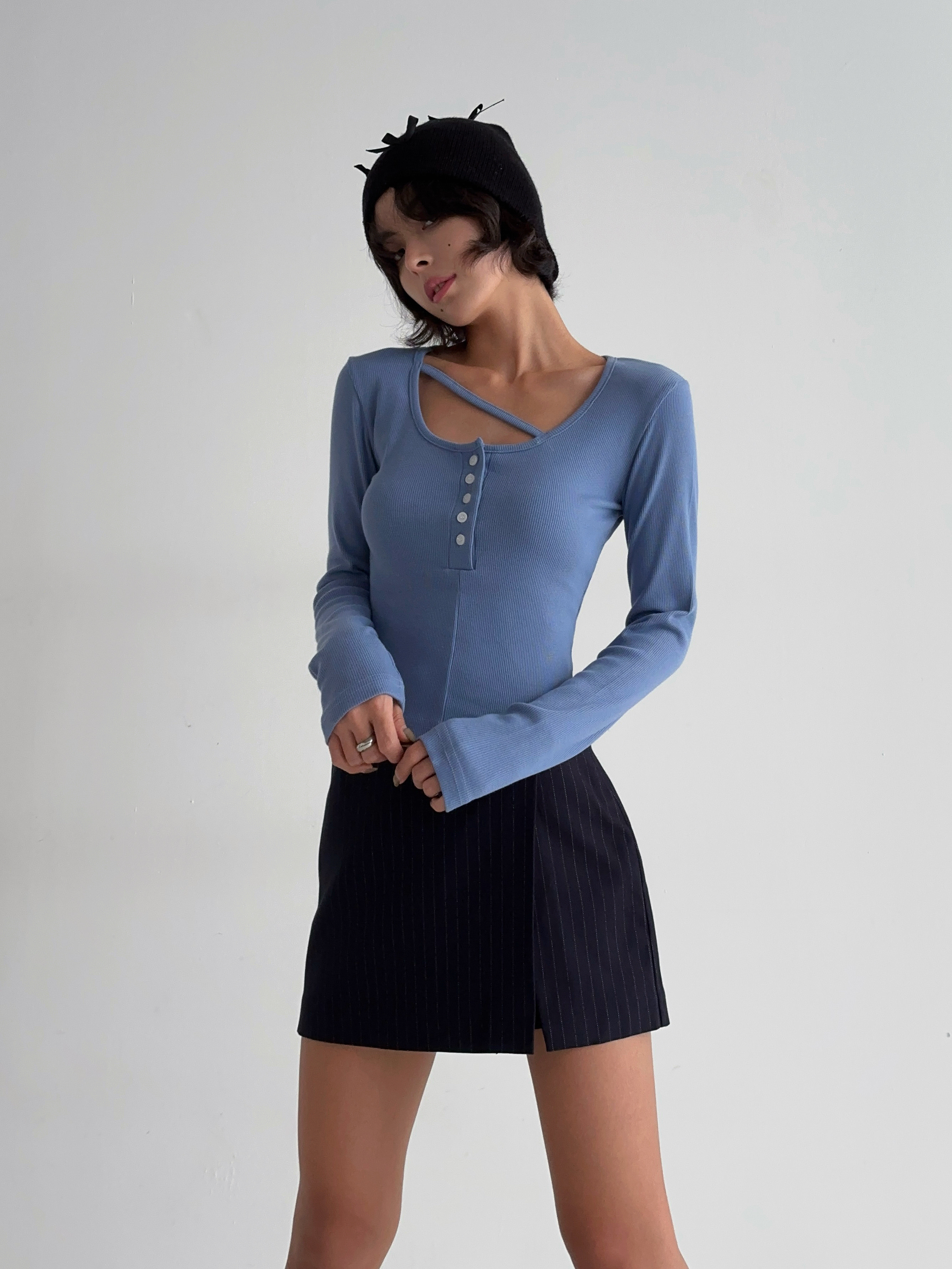 ストラップヘンリーネッククロップドリブTシャツ | 詳細画像4