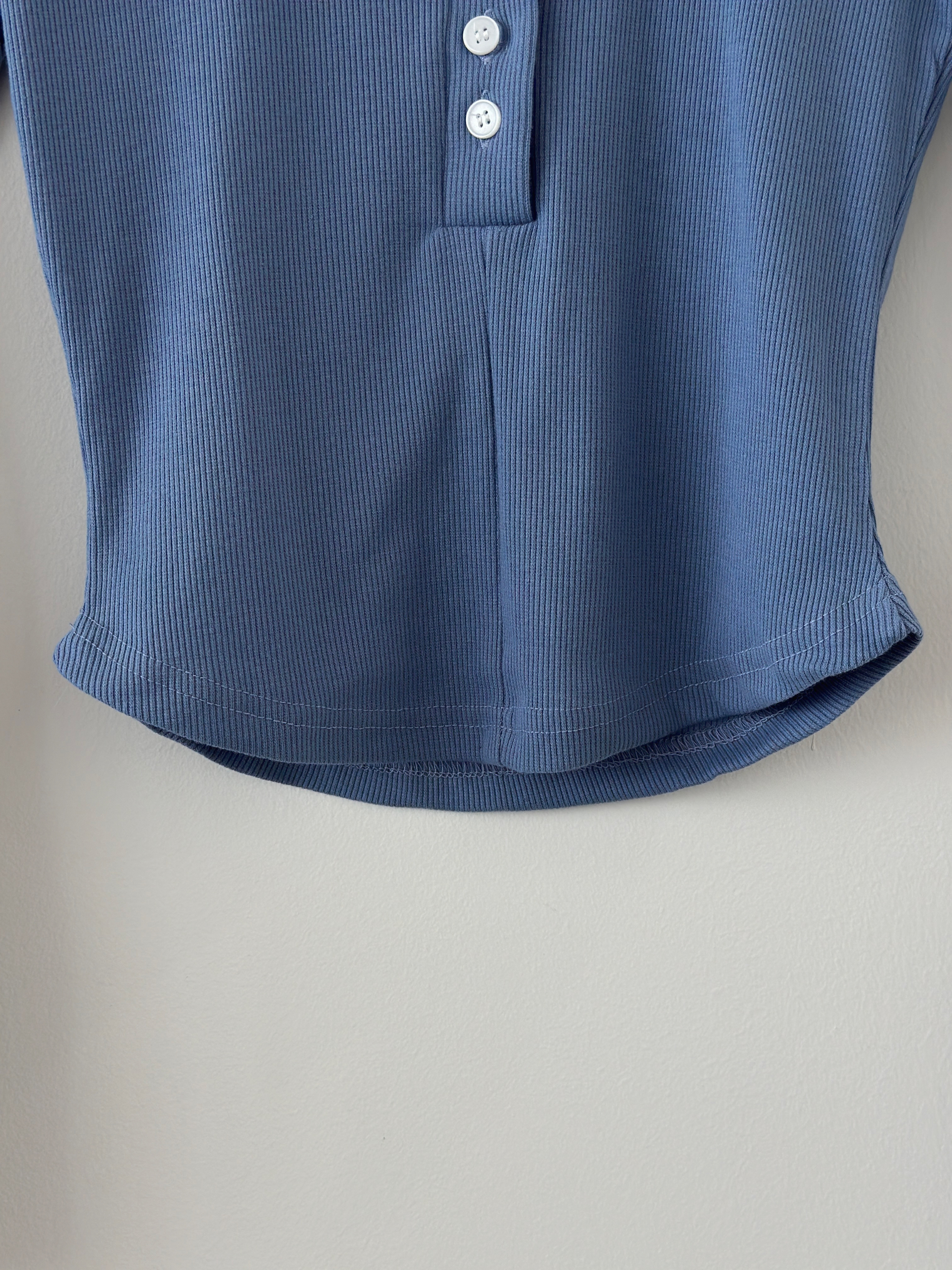 ストラップヘンリーネッククロップドリブTシャツ | 詳細画像18