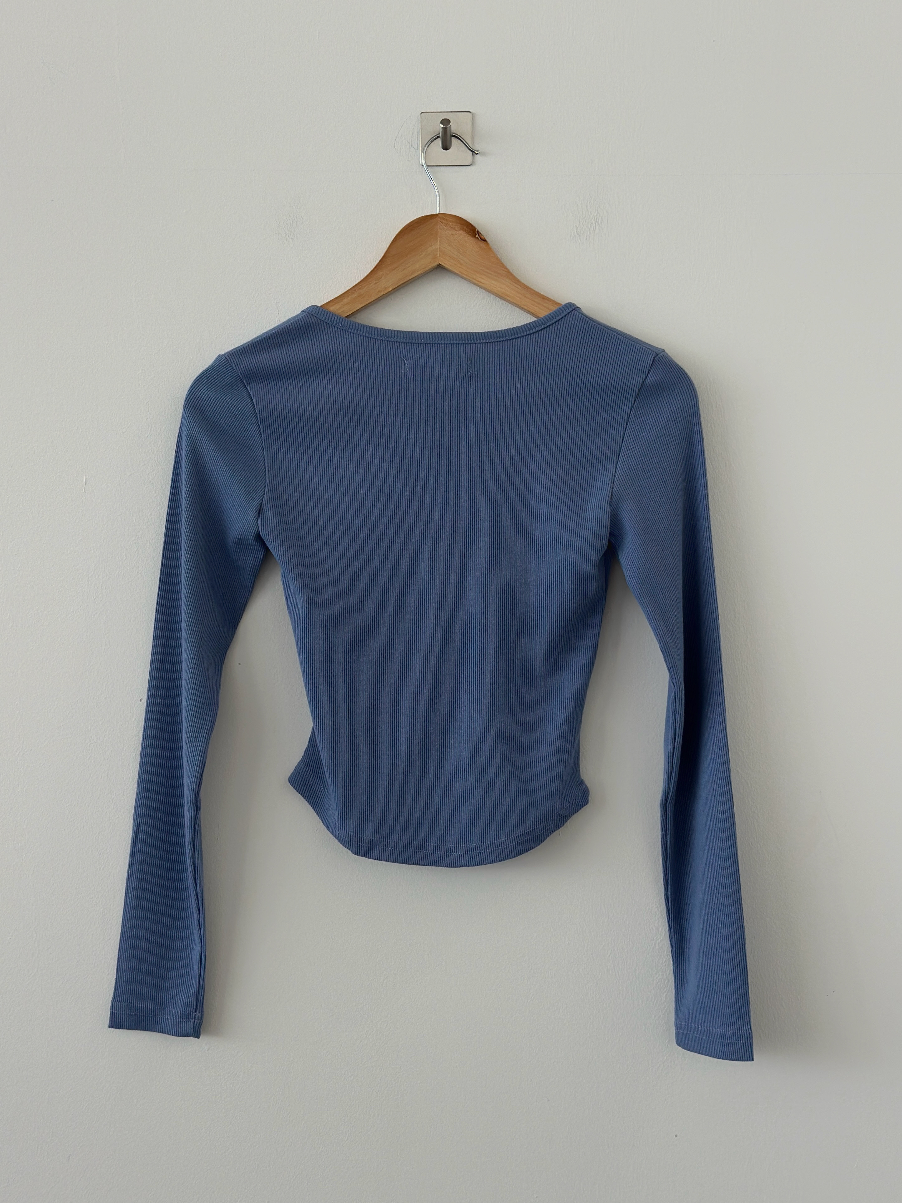 ストラップヘンリーネッククロップドリブTシャツ | 詳細画像17