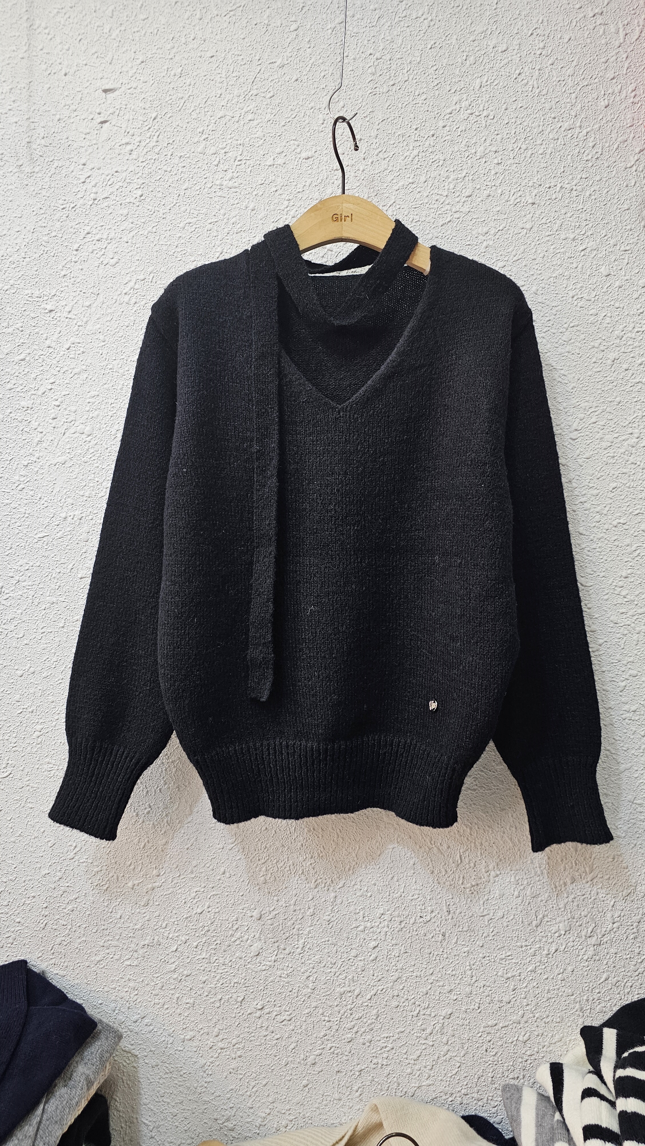 ストラップ付アンゴラ混チャームVネックニット | 詳細画像9