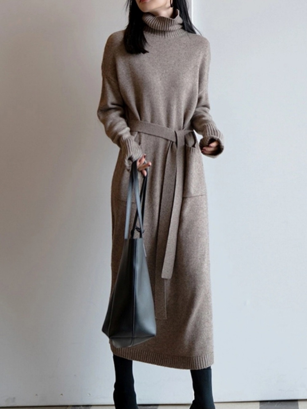 ストラップ付ウール混タートルポケットニットワンピース | レディース