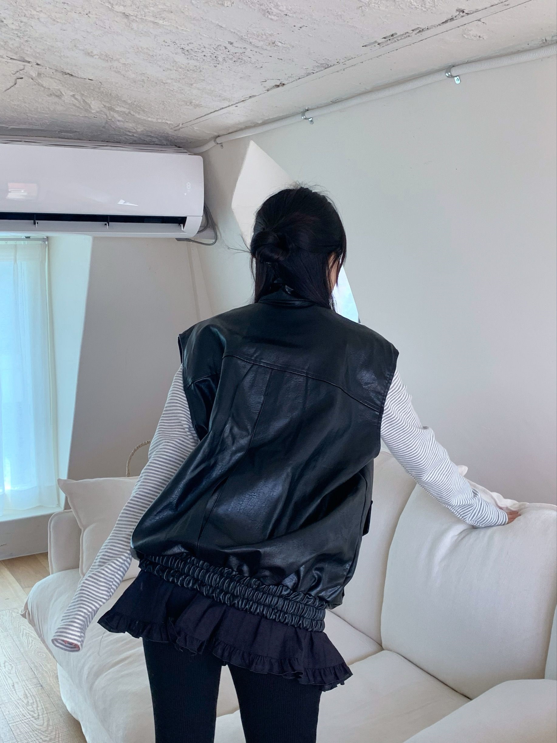 レザー調ボタンハイネックフラップベスト | 詳細画像3