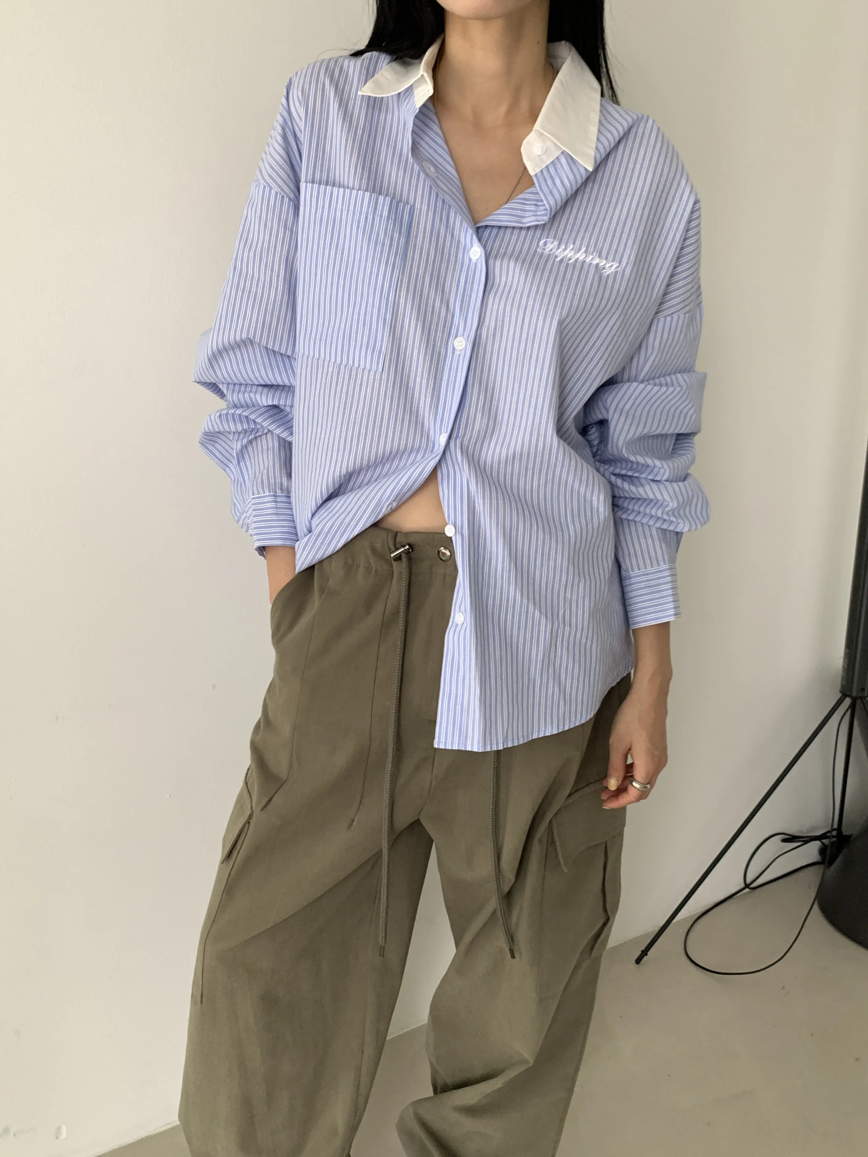 配色刺繍ロゴワンポケットストライプシャツ | 詳細画像1