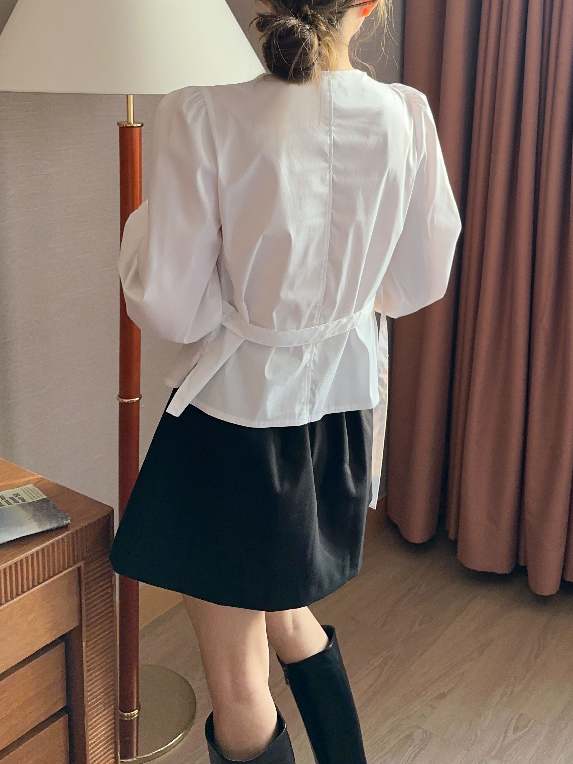 ストラップ付アンバランスネックボタンパフブラウス | 詳細画像3