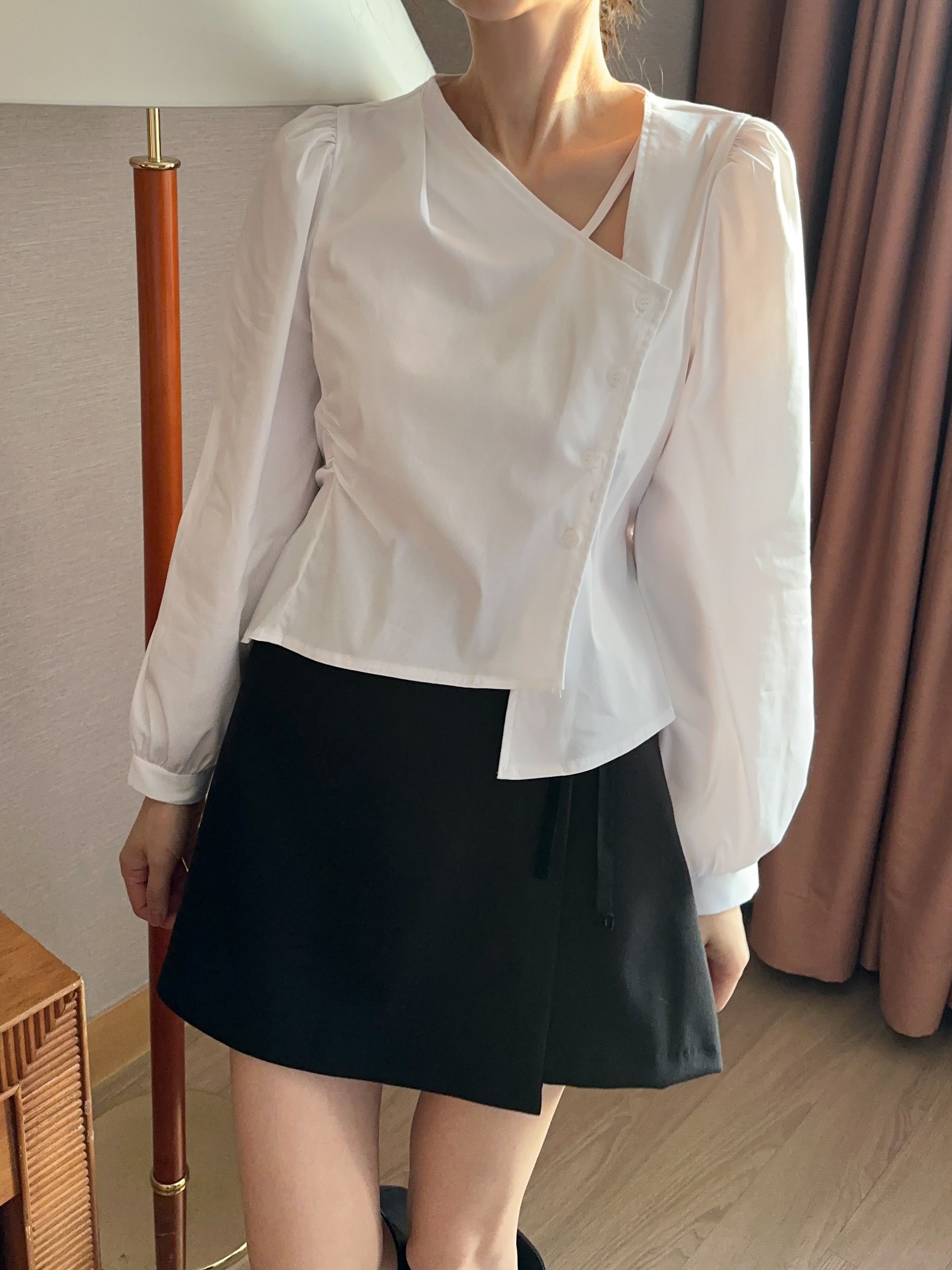 ストラップ付アンバランスネックボタンパフブラウス | 詳細画像13