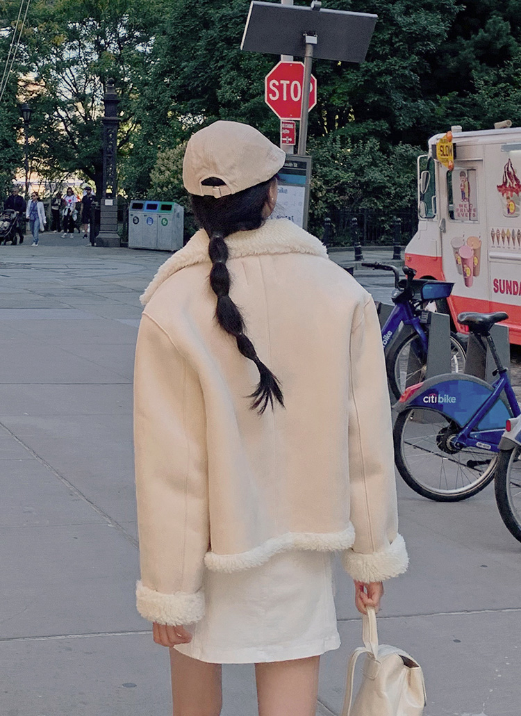 【23AW NEW】JACQUEMUS_woman / クロップド ムートン ジャケット SJK9198 クロップフェイクミンクファーレザーライダームートン