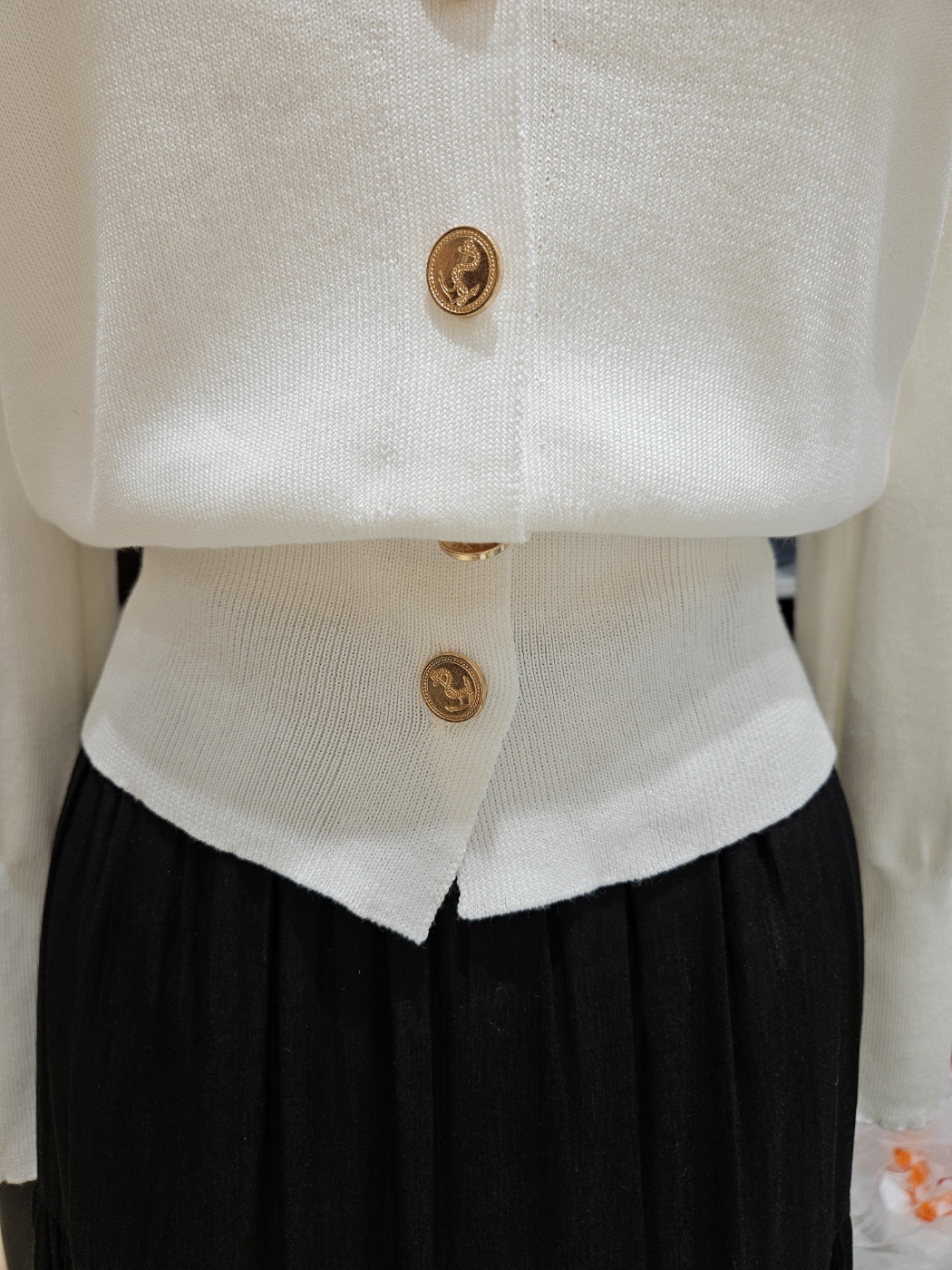 Vネックゴールドボタンパフカーディガン | 詳細画像17