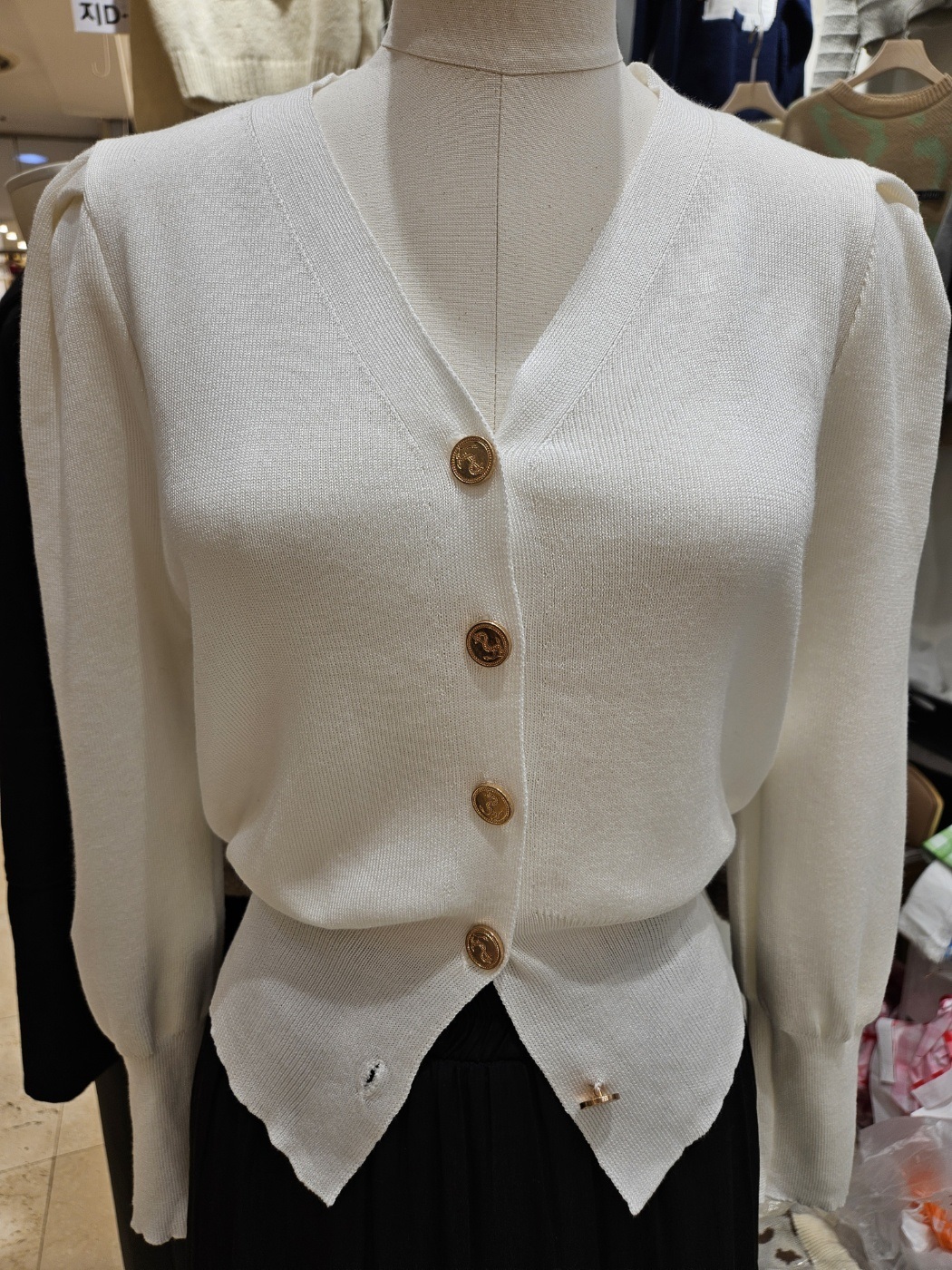 Vネックゴールドボタンパフカーディガン | 詳細画像16