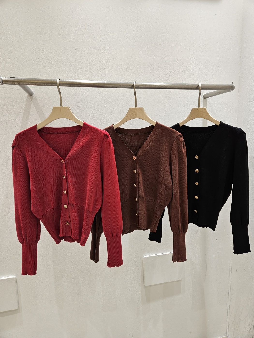 Vネックゴールドボタンパフカーディガン | 詳細画像2