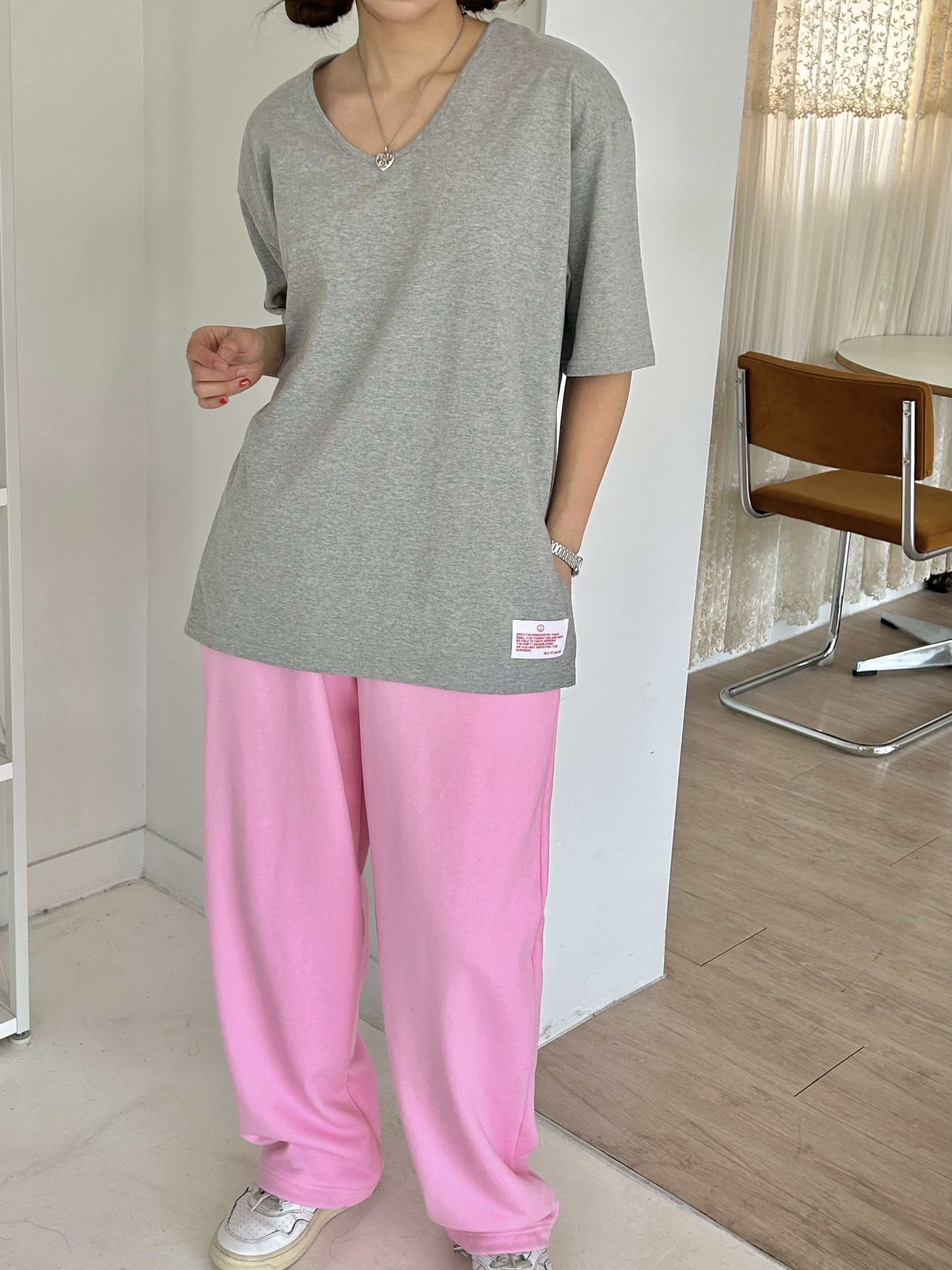 レッドレタリングパッチUネック半袖Tシャツ | 詳細画像9