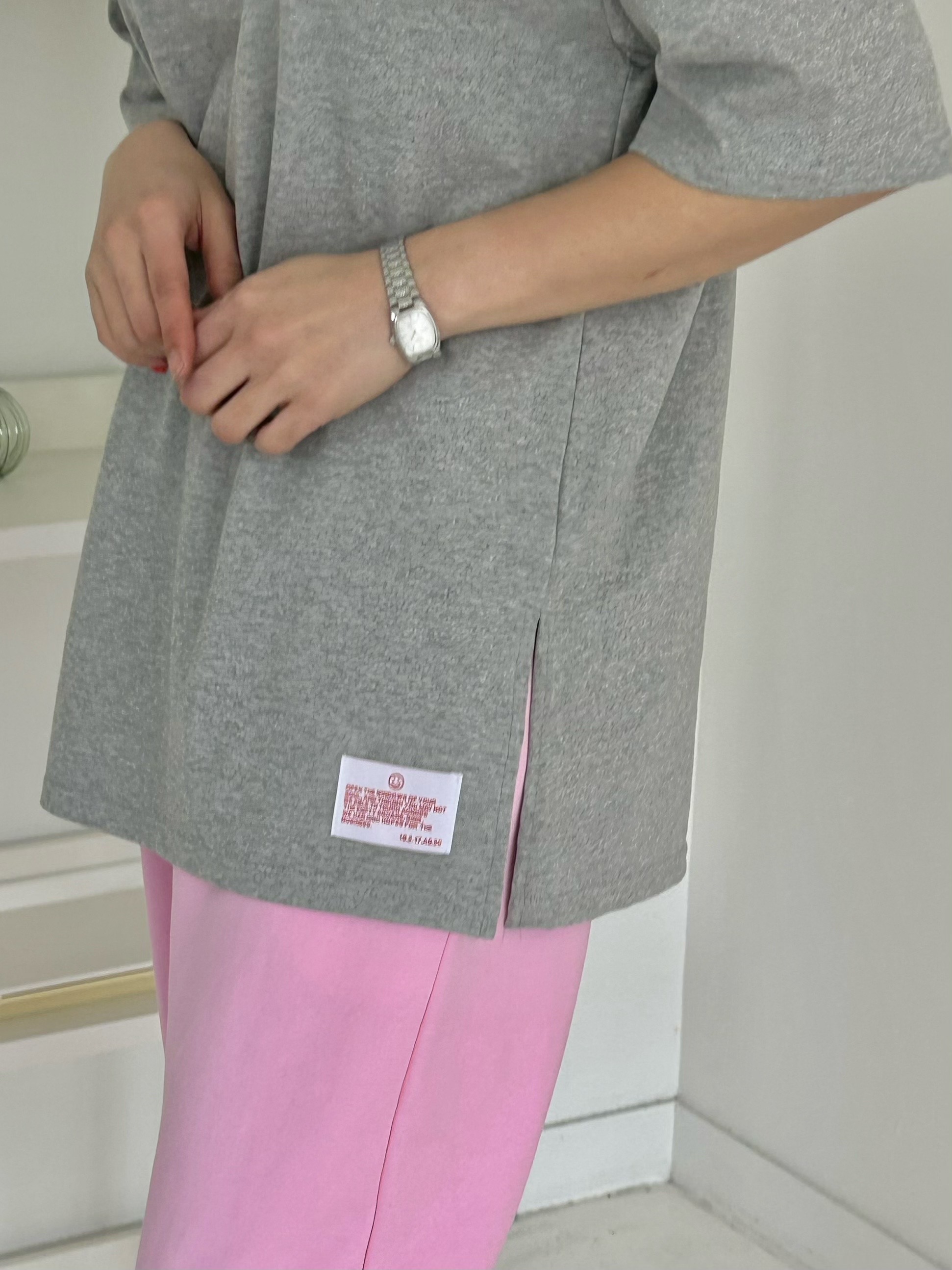 レッドレタリングパッチUネック半袖Tシャツ | 詳細画像10