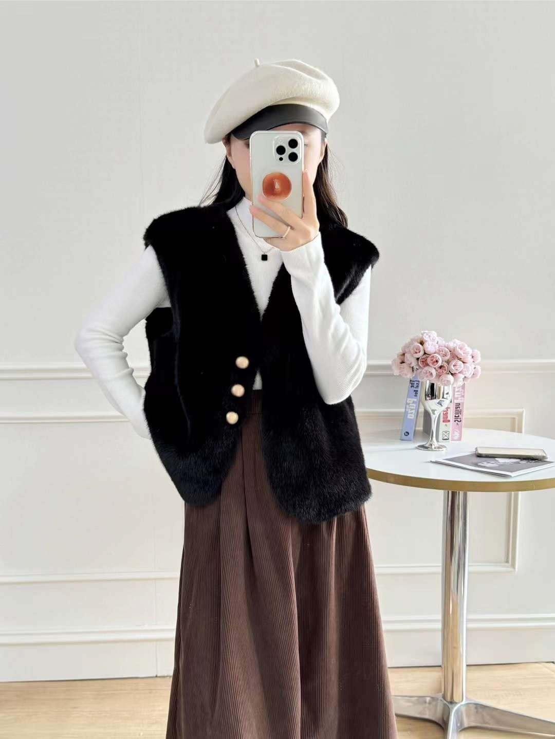 ゴールドボタンVネックエコファーベスト | 詳細画像2