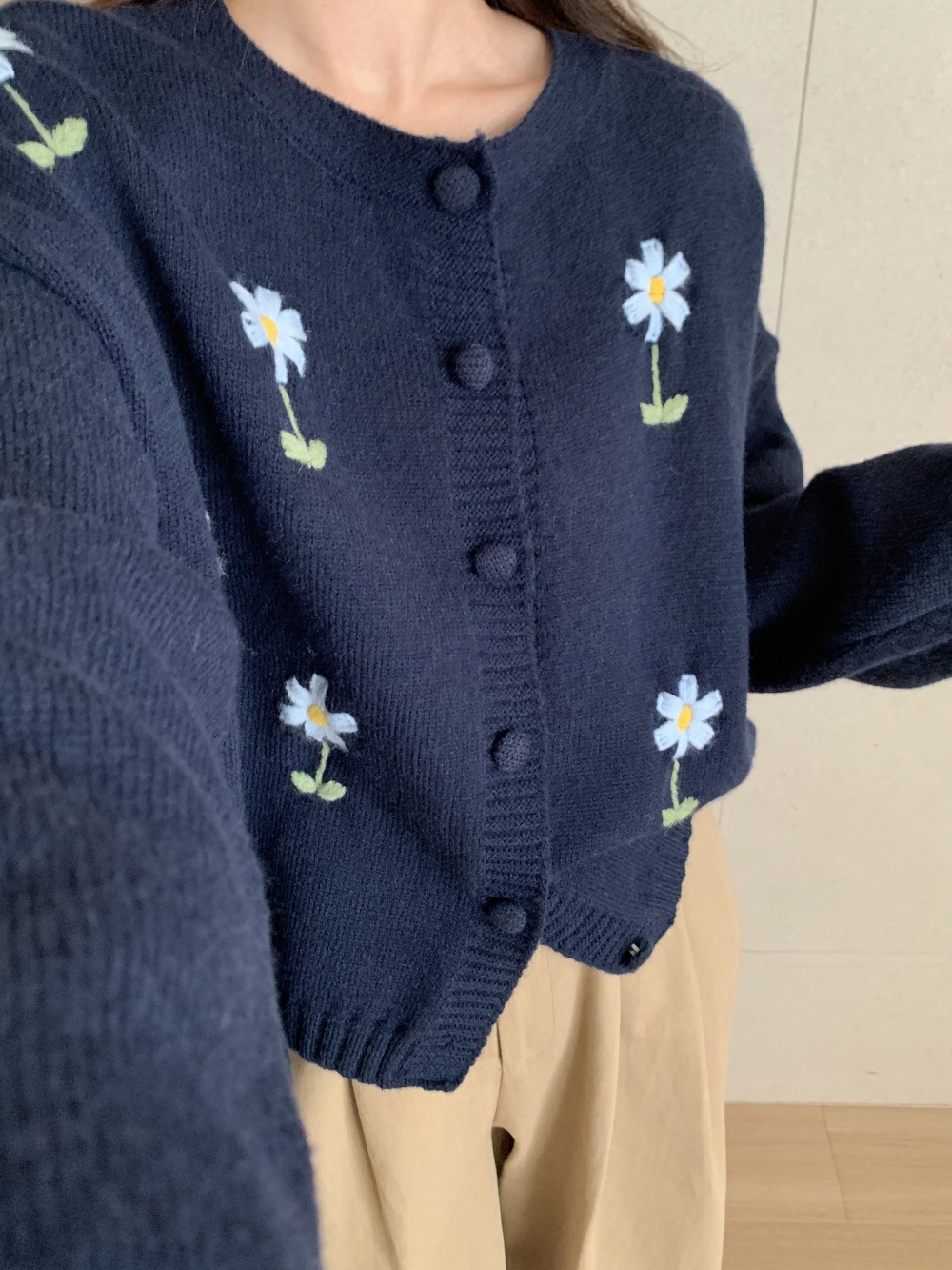 花柄刺繍くるみボタンカーディガン | 詳細画像4