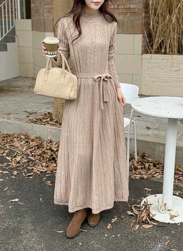 ストラップ付ハーフネックケーブルプリーツニットワンピース