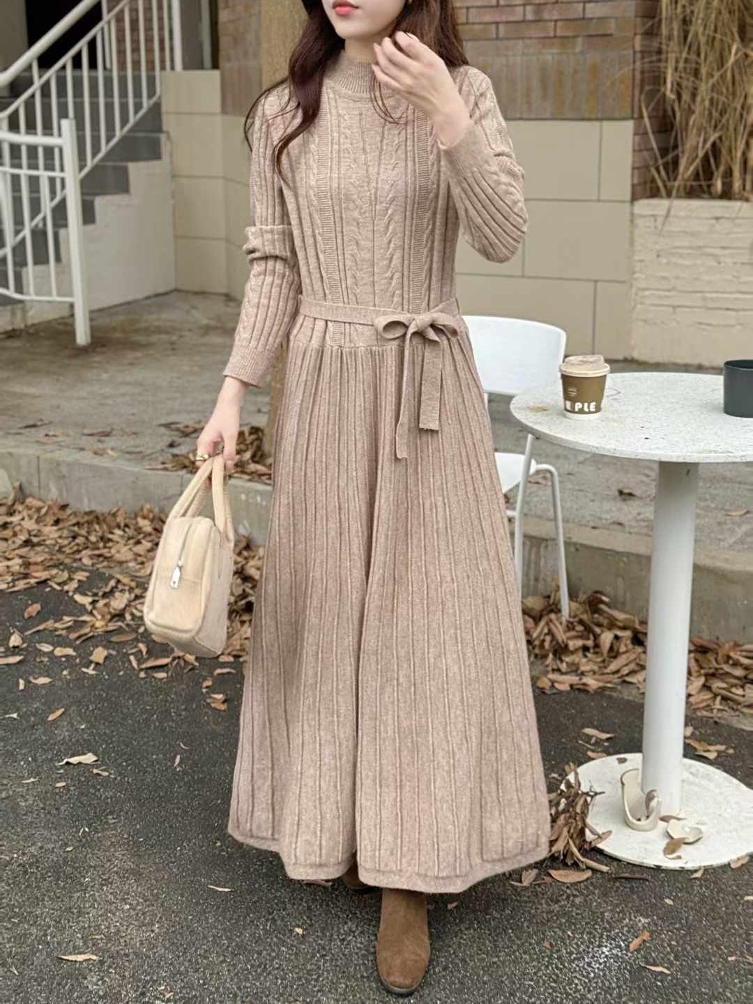 ストラップ付ハーフネックケーブルプリーツニットワンピース