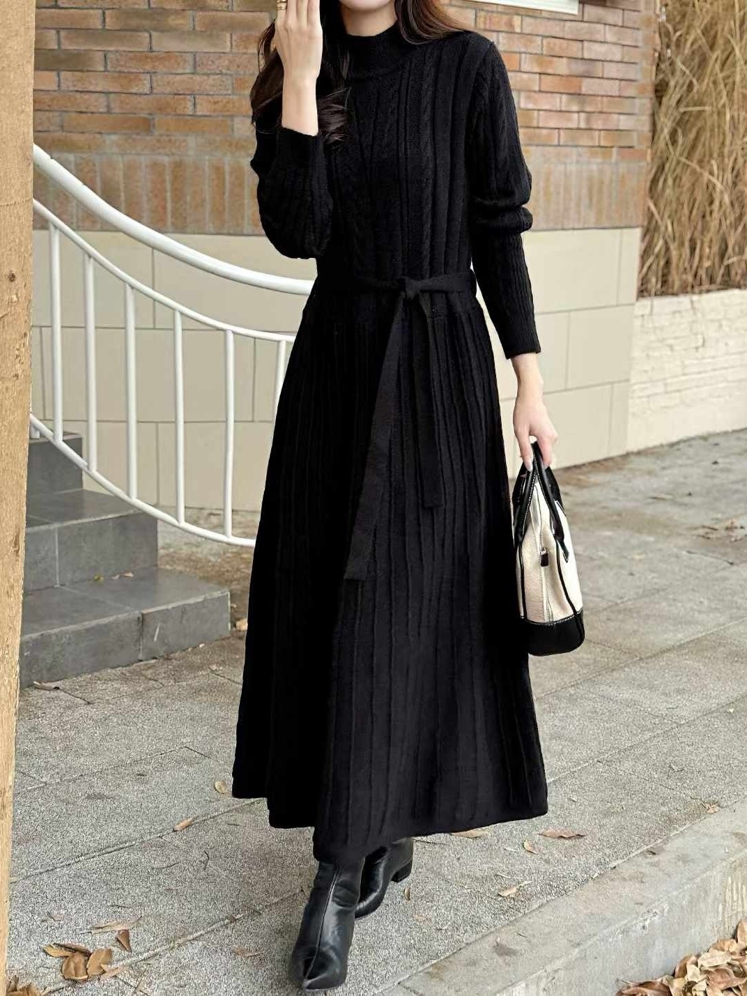 ストラップ付ハーフネックケーブルプリーツニットワンピース