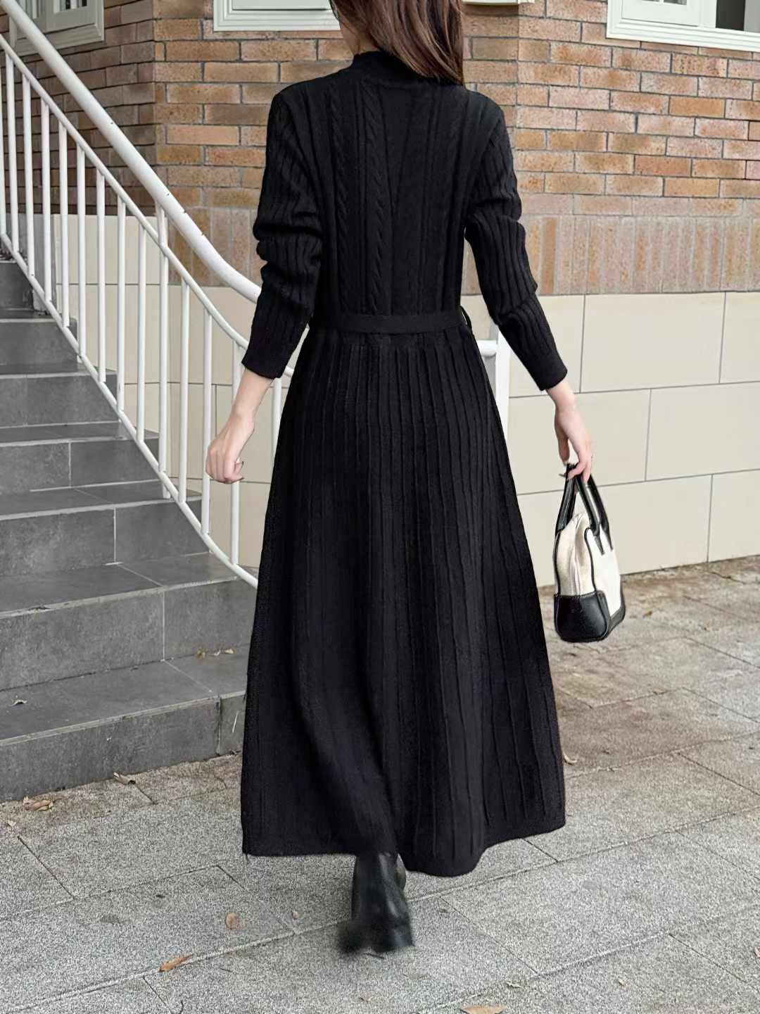 ストラップ付ハーフネックケーブルプリーツニットワンピース