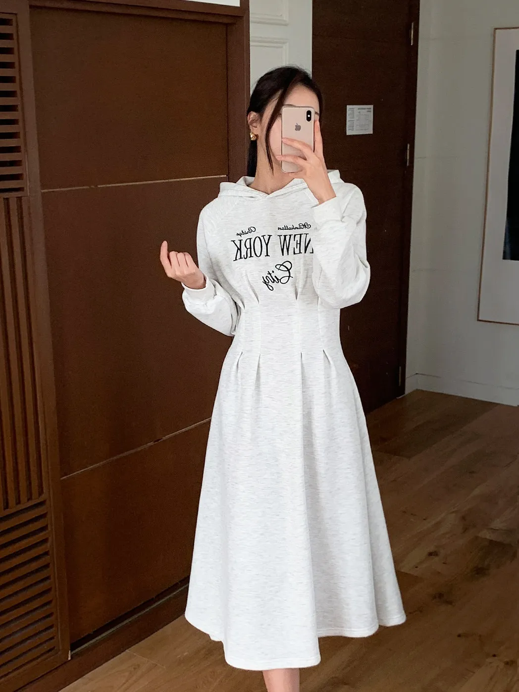 裏起毛NEW YORK刺繡タックラグランパーカーワンピース | 詳細画像1