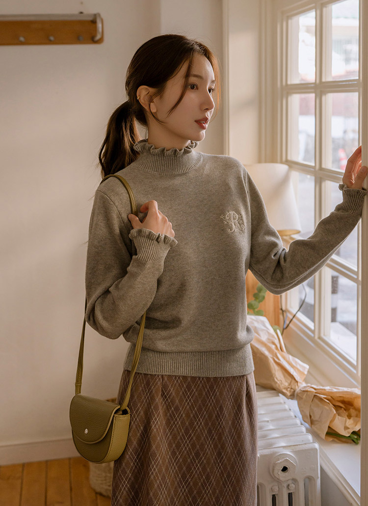 R刺繍フリルハーフネックニット | レディースファッション通販 - DHOLIC