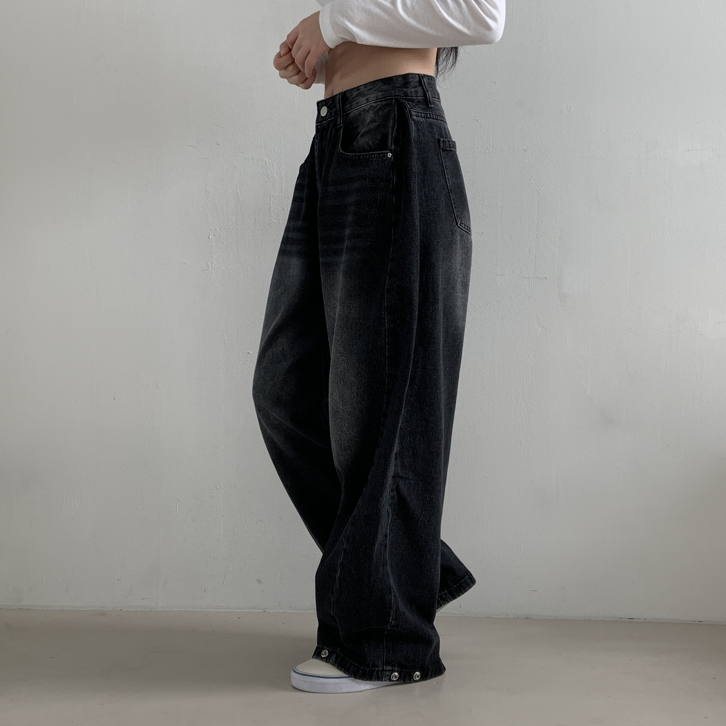 サイドタックボタンヘムワイドデニムパンツ(ブラックデニム) | 詳細画像4
