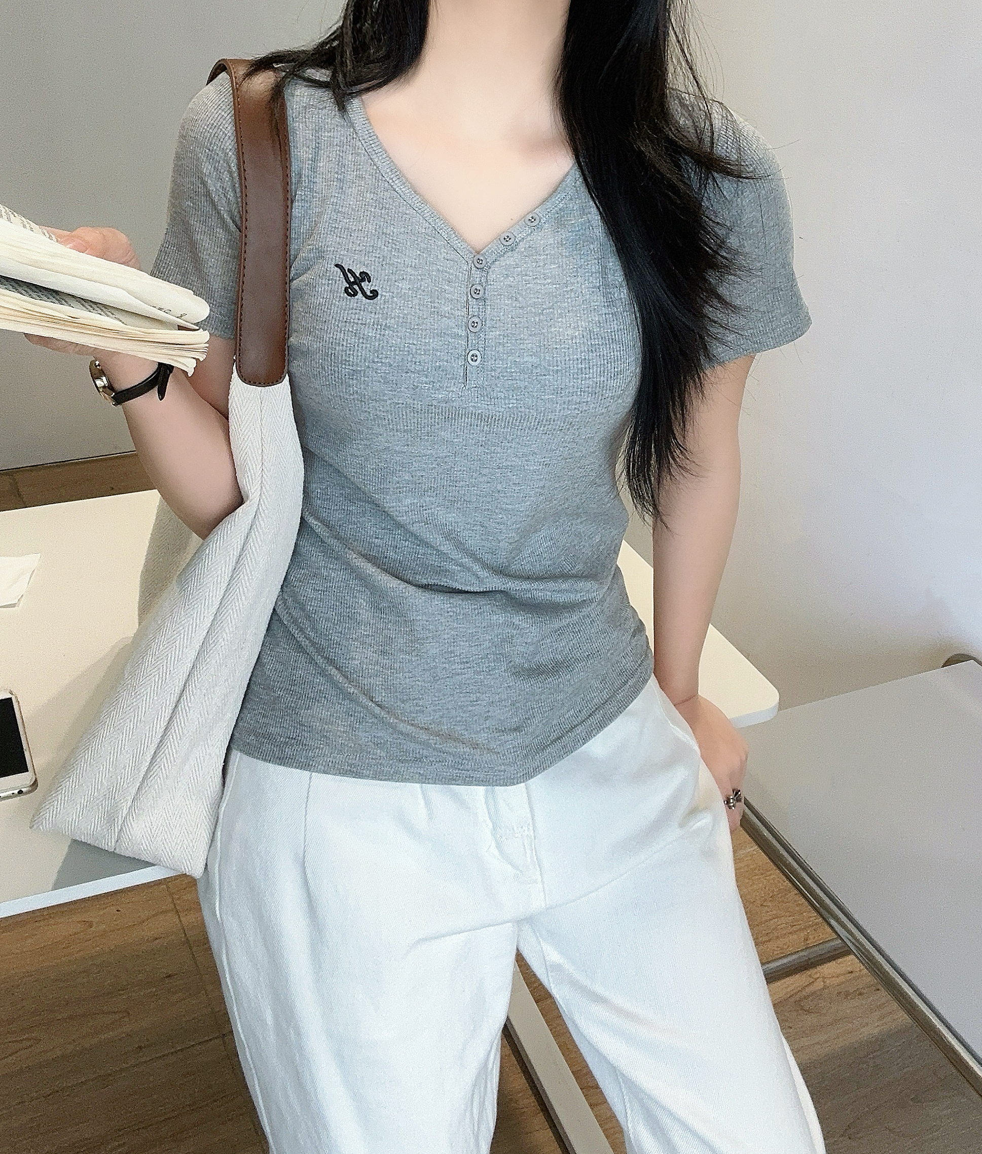刺繍ロゴボタンVネックリブ半袖Tシャツ | 詳細画像11