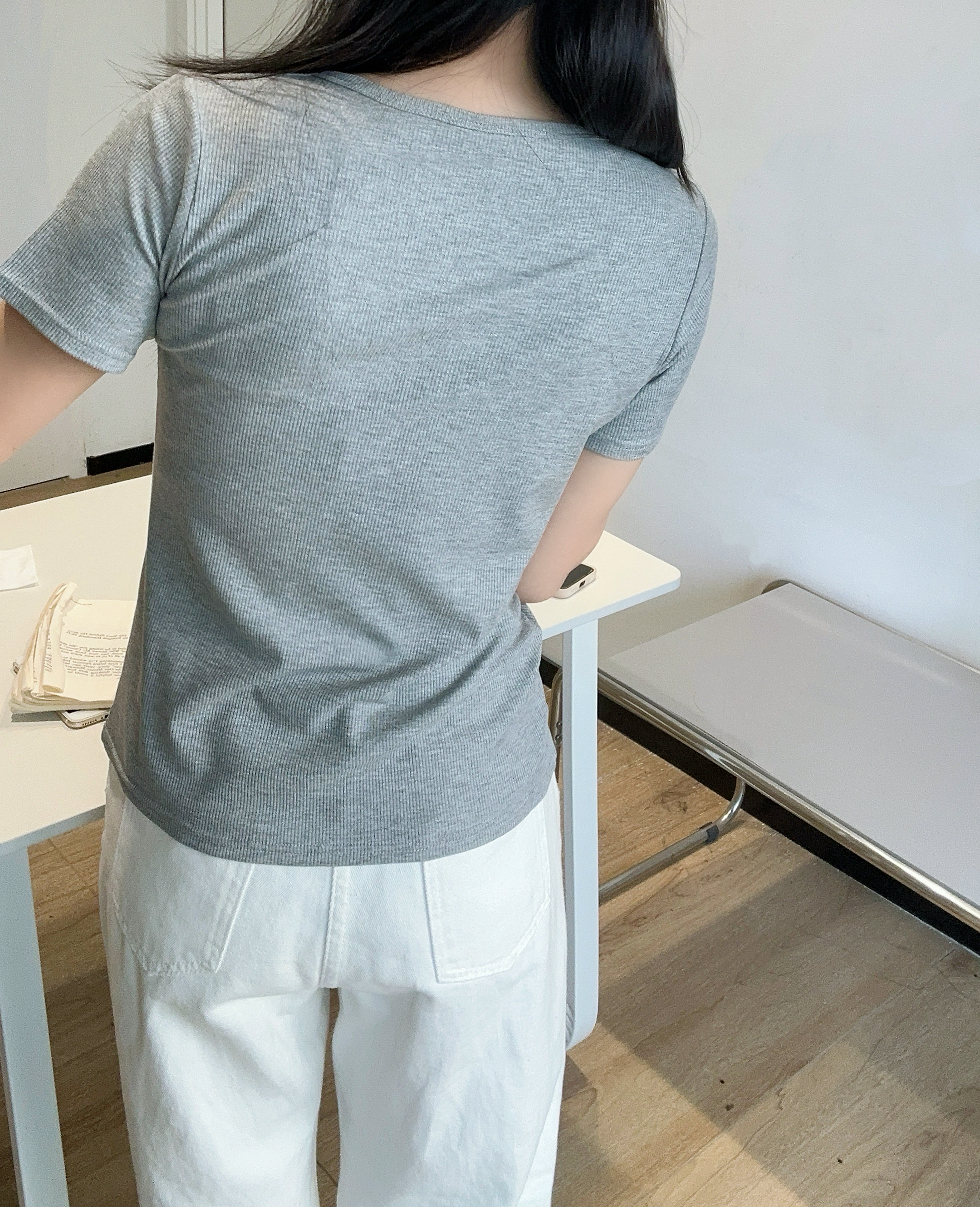 刺繍ロゴボタンVネックリブ半袖Tシャツ | 詳細画像12
